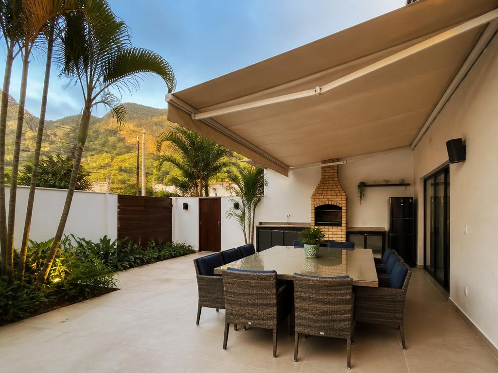 Varanda residencial moderna com toldo retrátil elegante em tecido bege