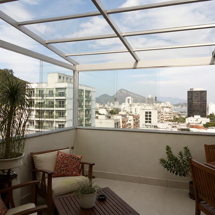 Varanda de apartamento com cobertura de policarbonato